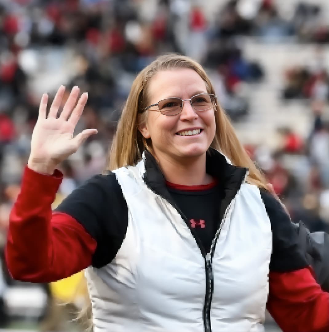 Coach Erin Blount waving from the sideline